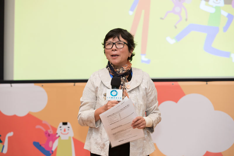 合作組評判香港兒童文藝協會會長何巧嬋女士向觀眾分享評語。